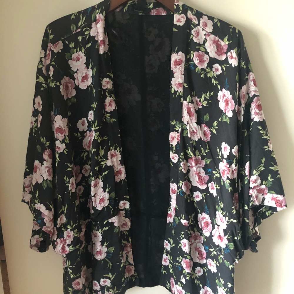 New without tags floral shawl